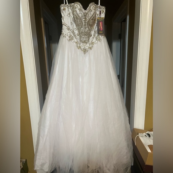 Juliet Formal Gown - WHITE - Picture 2 of 8